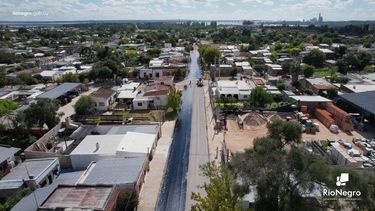 Río Negro - Riego asfáltico en calle Hammett de Fray Bentos