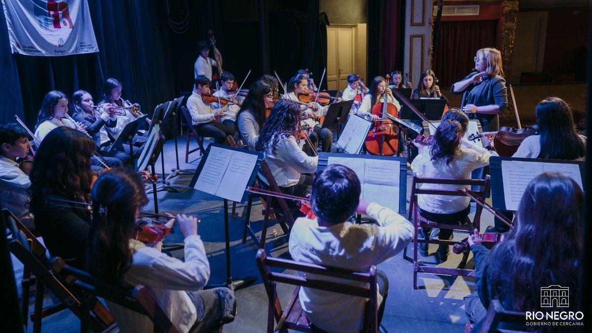 Río Negro - Más de 80 niños de escuelas públicas participaron del primer concierto comentado de "Un niño, un instrumento" en Fray Bentos