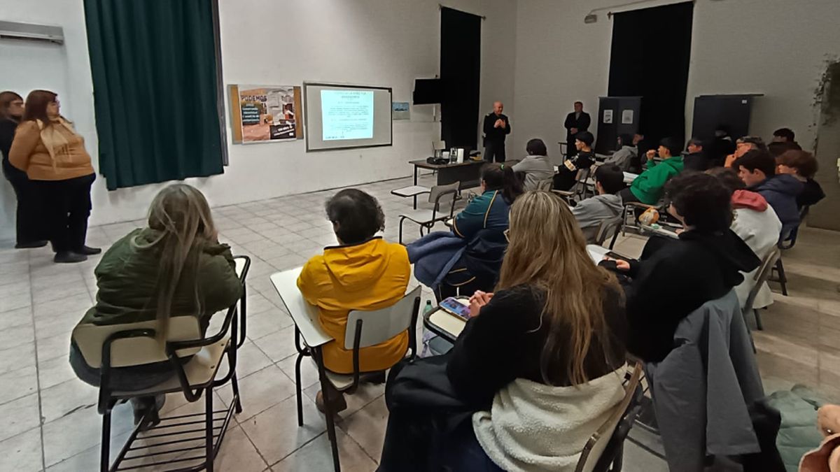 Charla preventiva dirigida a estudiantes de UTU San Carlos, en el marco del Proyecto PCOP